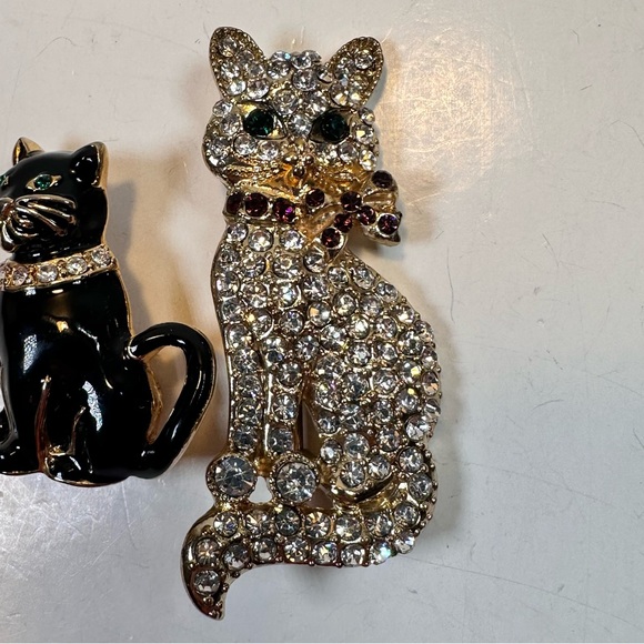 2 vintage Monet brooches black enamel & pave rhinestone cats - Picture 7 of 7